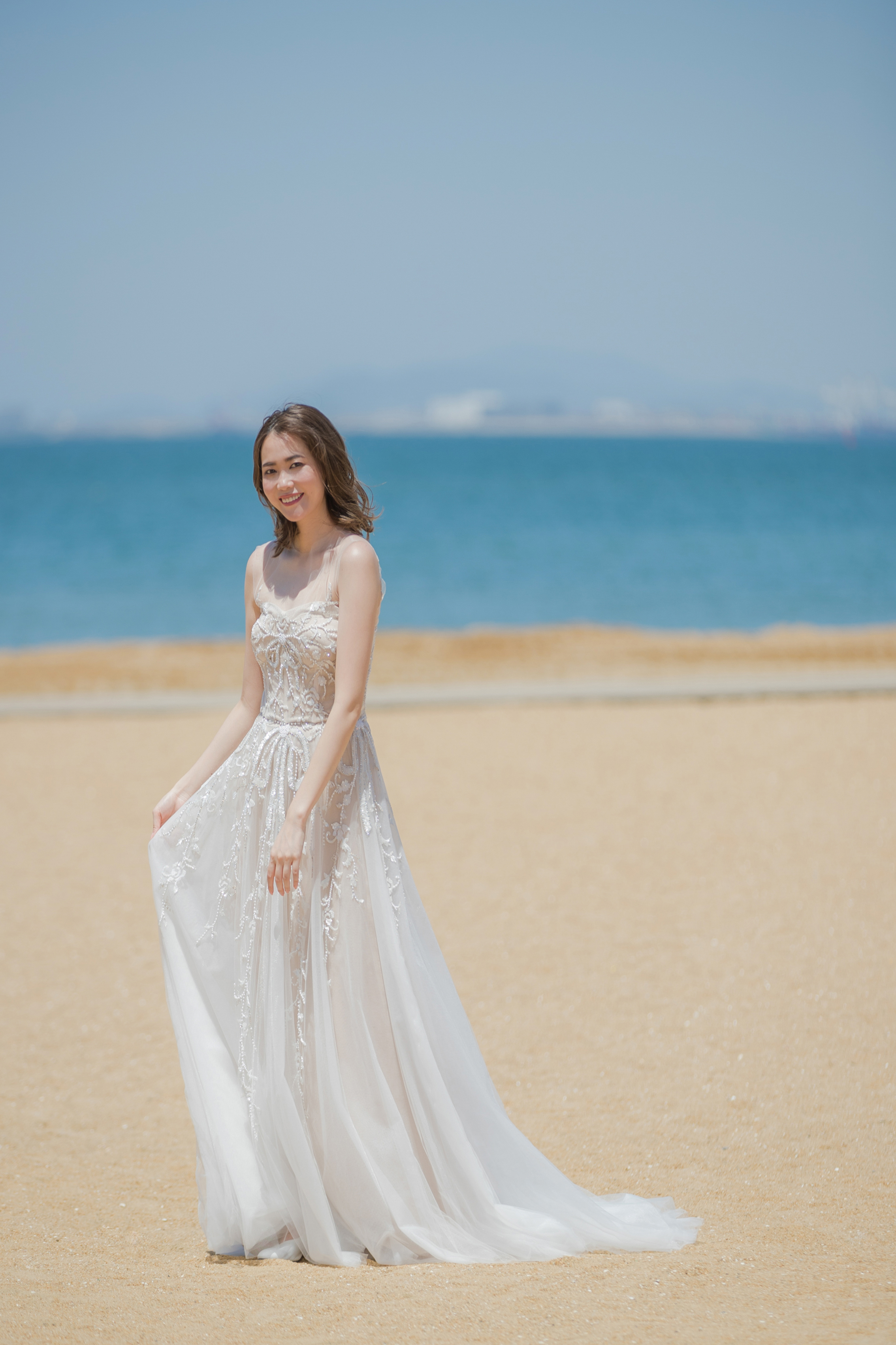 爽やかな海辺に映えるReemAcraのウェディングドレス | トピックス